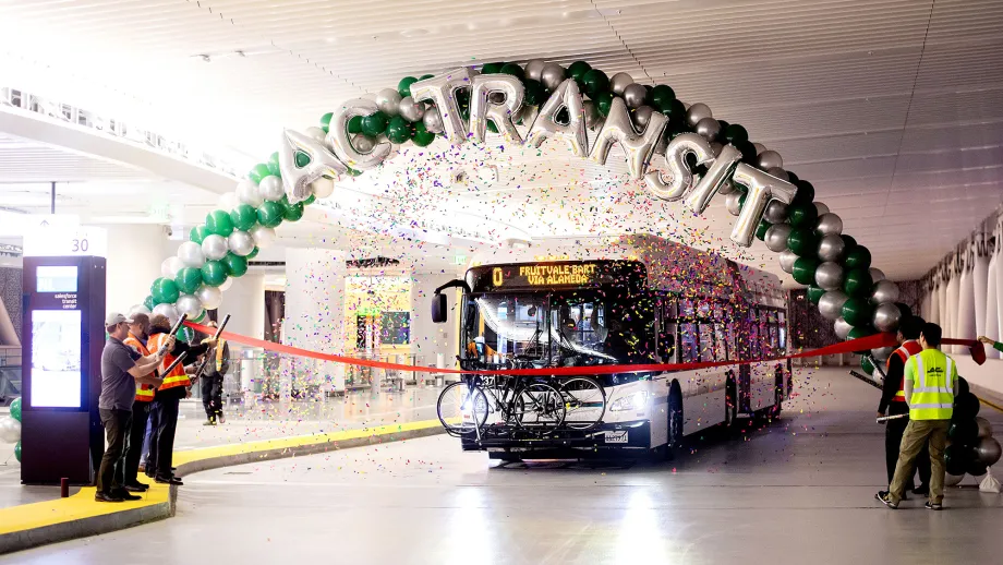 First AC Transit Bus arrives at the Salesforce Transit Center