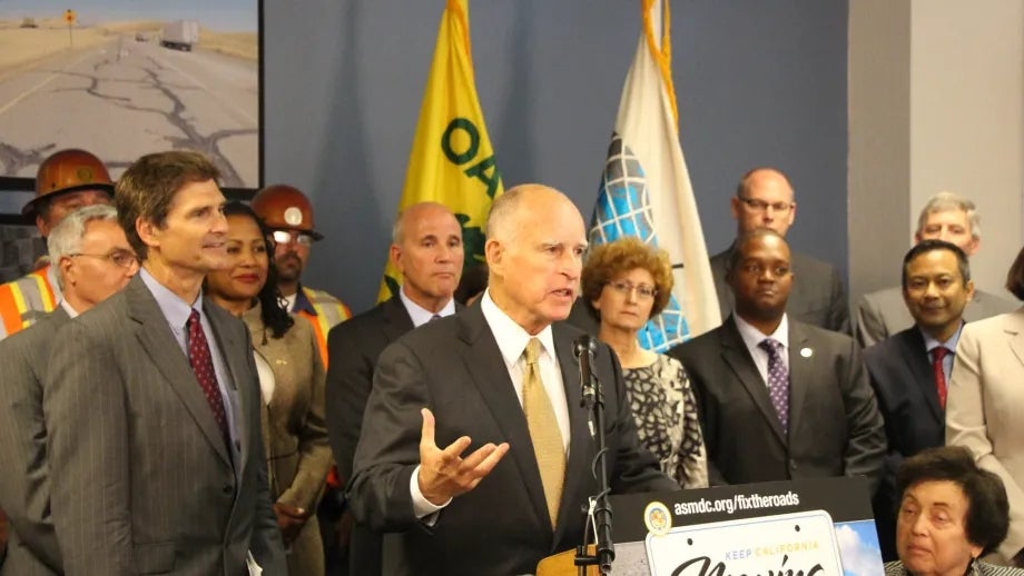 Governor Brown urges bipartisan support to fund road repairs at a news conference at the port of Oakland. (Photo: John Perry/Port of Oakland)